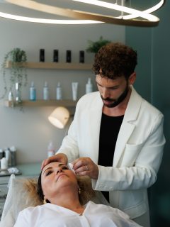 Antes de qualquer tratamento estético, a consulta prévia é essencial. É nela que avaliamos:✅ O estado da sua pele e necessidades específicas✅ A melhor abordagem para alcançar resultados naturais✅ Cuidados personalizados necessáriosA preparação adequada da sua pele também faz toda a diferença, potenciando os efeitos do tratamento e garantindo maior segurança. 💆‍♀️💖Lembre-se: cada pele é única, e um cuidado personalizado é sempre o melhor caminho!#irisNature #skincare #harmonizaçãoorofacial #hof