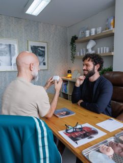 Escolher o creme ideal: o passo essencial da rotina facial masculina. 💪✨Cuidar da pele não é só para mulheres! A escolha do creme certo faz toda a diferença:🔹 Hidrata sem deixar sensação oleosa🔹 Protege contra agressões externas (poluição, vento e sol)🔹 Ajuda a prevenir rugas e sinais de fadigaLembre-se: cada pele é diferente. Apostar num produto adaptado às suas necessidades garante resultados visíveis e uma pele saudável todos os dias. 💛#IrisNature #harmonizaçãoorofacial #hifu #skincare #facialcream