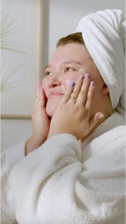 A Medicina Regenerativa é uma abordagem inovadora que estimula os próprios mecanismos de reparação e regeneração do organismo, promovendo saúde, vitalidade e rejuvenescimento de forma natural.Aliada à filosofia Pro Aging, o foco deixa de ser “lutar contra o envelhecimento” e passa a ser envelhecer bem, com qualidade, energia e confiança. 💫💉 Através de terapias como bioestimuladores, suplementação personalizada, plasma rico em plaquetas e protocolos de regeneração celular, é possível: 🔹 Melhorar a firmeza e textura da pele 🔹 Aumentar a produção natural de colagénio e elastina 🔹 Promover a energia celular e o bem-estar global 🔹 Reduzir os sinais de envelhecimento de forma harmoniosaPorque sabemos que envelhecer é inevitável — mas fazê-lo com saúde e vitalidade é uma escolha. ✨ #IrisNature #harmonizaçãoorofacial #medicinaregenerativa #proaging